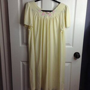VTG Shadowline "M" Elegant Night Gown, Yellow, Ladylike, USA! Applique Roses